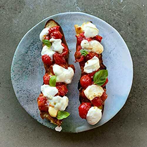 Tartines grillées tomates confites et burrata