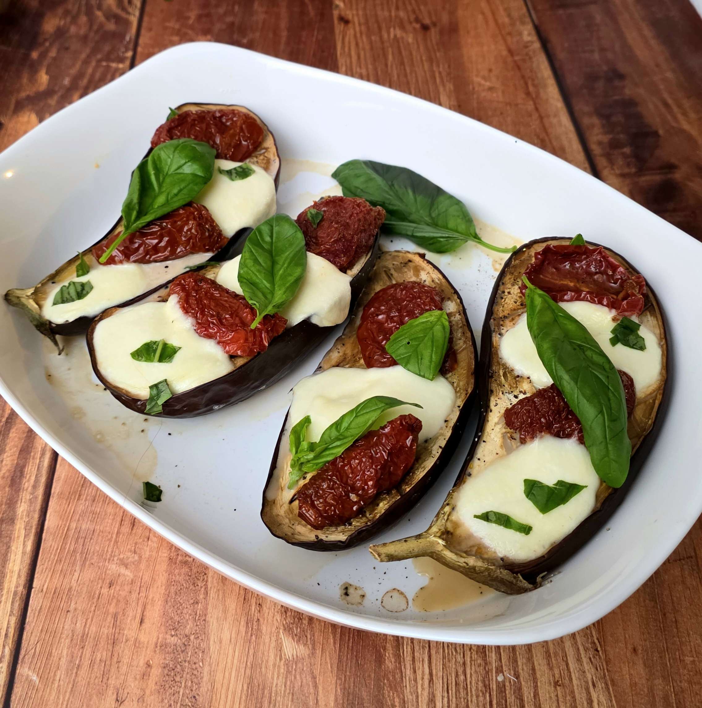 Aubergines grillées, tomates confites et mozzarella