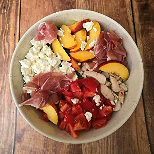 Salade poulet tomate pêche fêta prosciutto