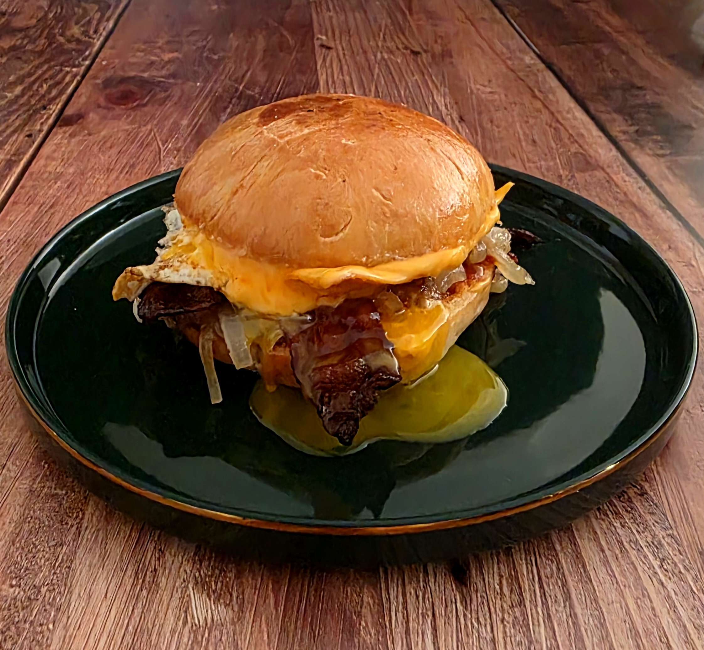 Egg burger oignons bacon cheddar