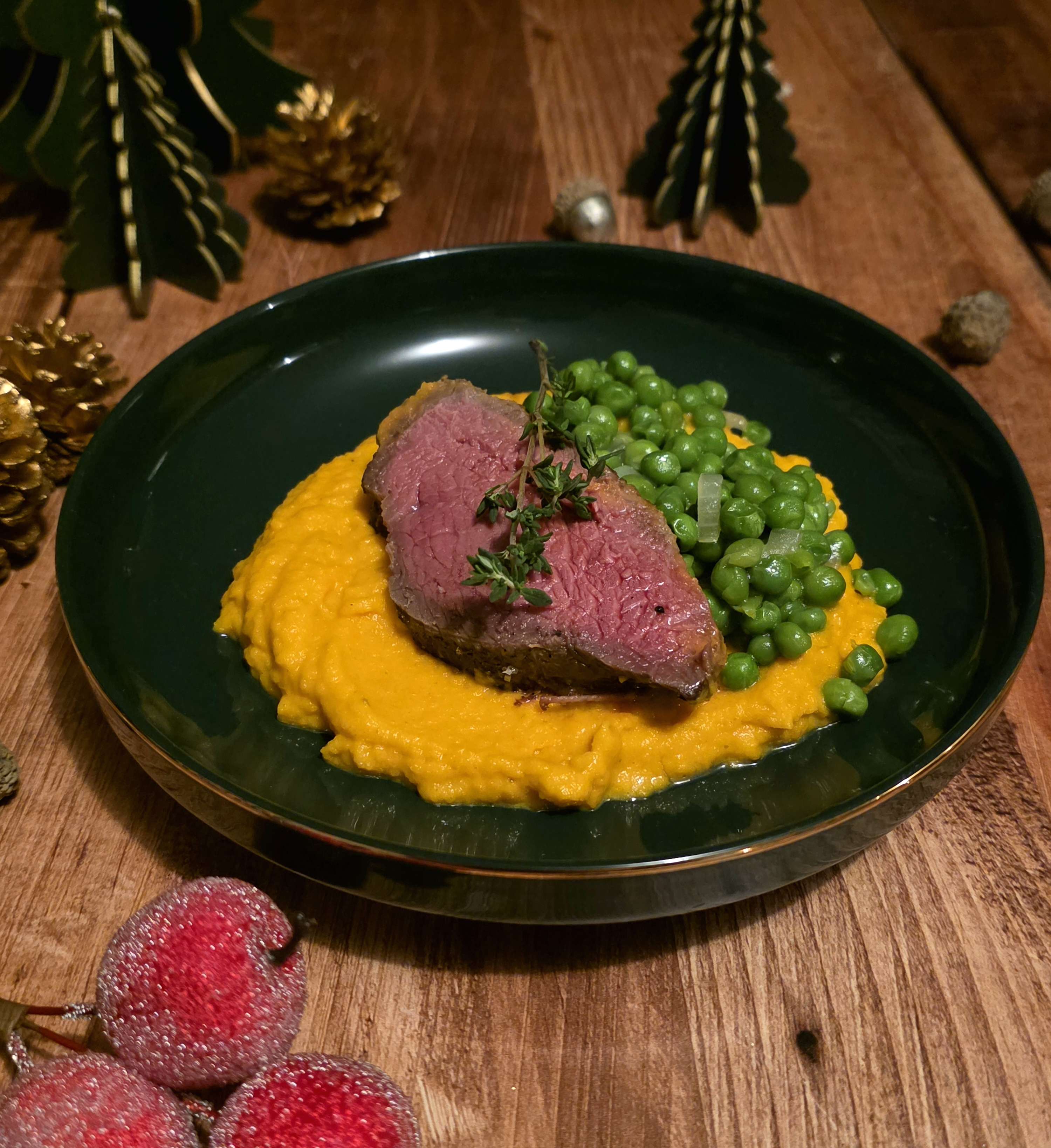 Rosbeef rôti, purée de carottes et petits pois