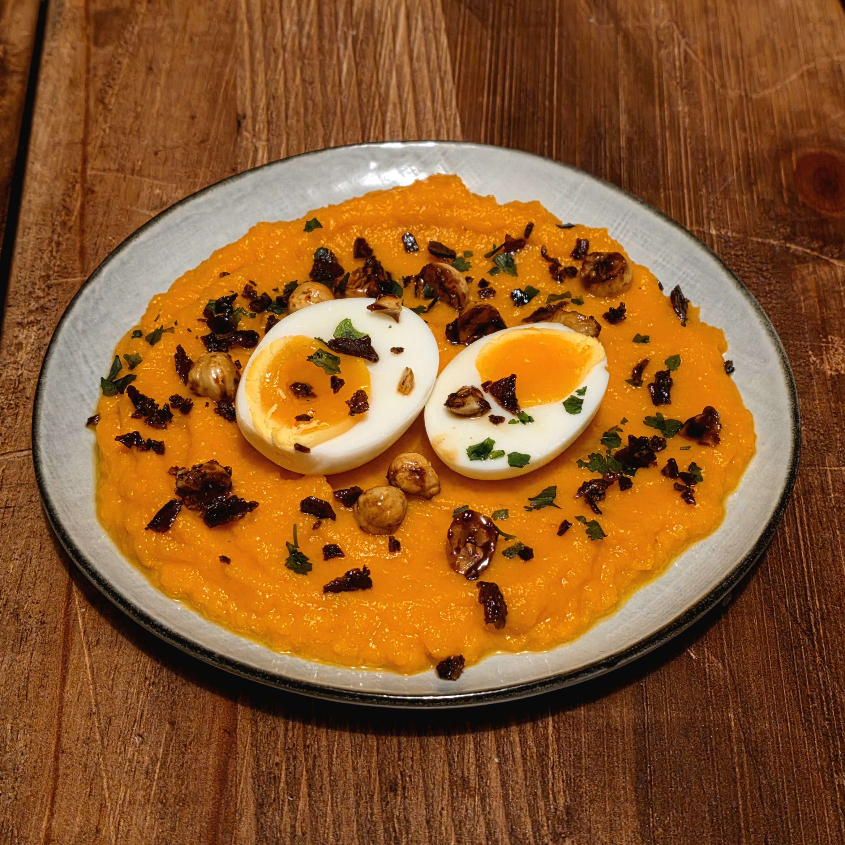 Purée butternut-carottes, noisettes caramélisées, oeuf mollet et bacon
