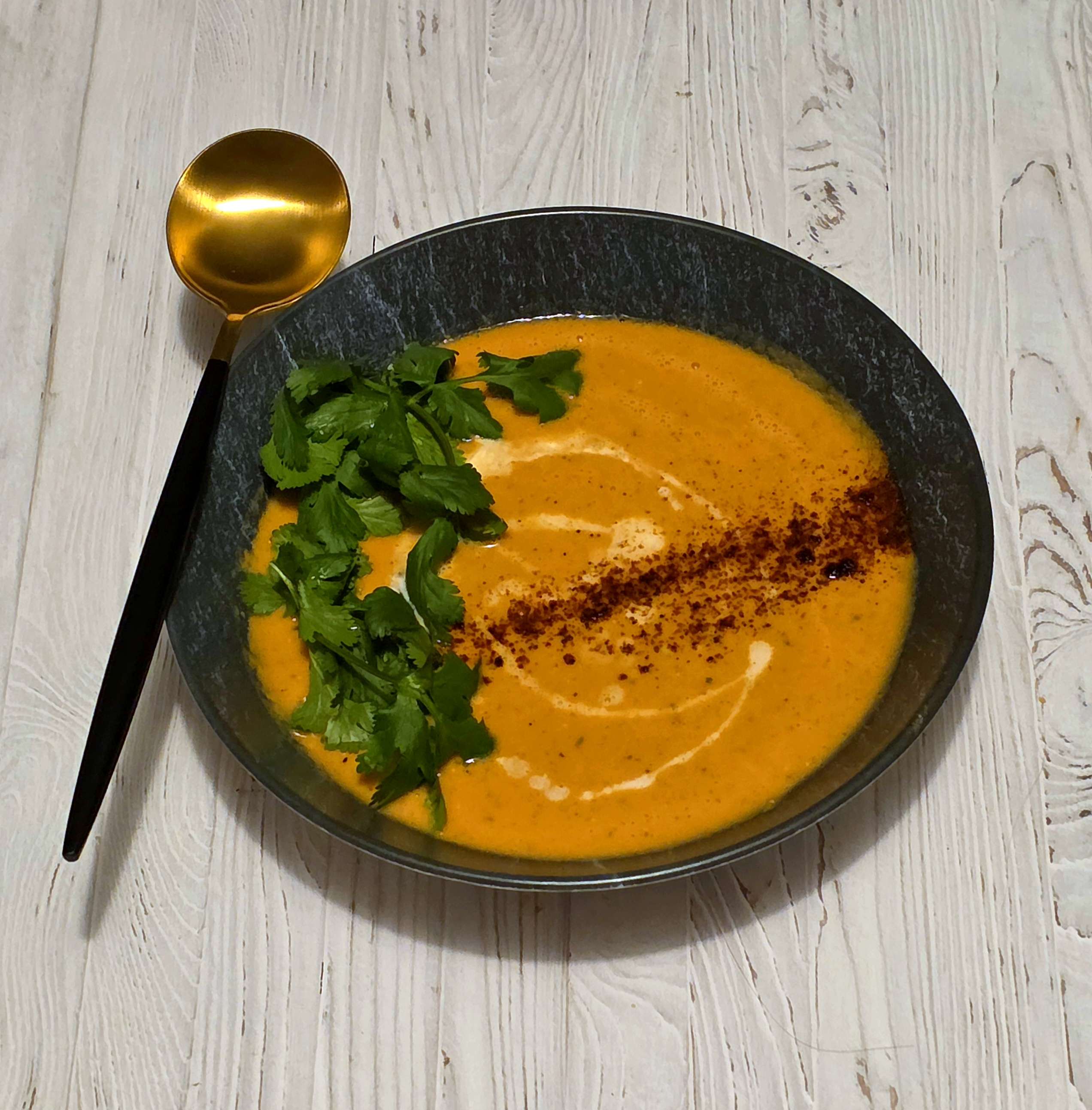 Soupe de lentille corail au curry, tomates et lait de coco de Ottolenghi