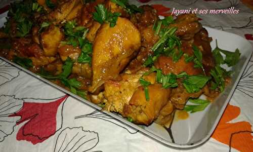 Carry de poulet avec tomates