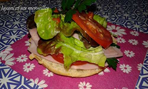 Hamburger au jambon-tomates