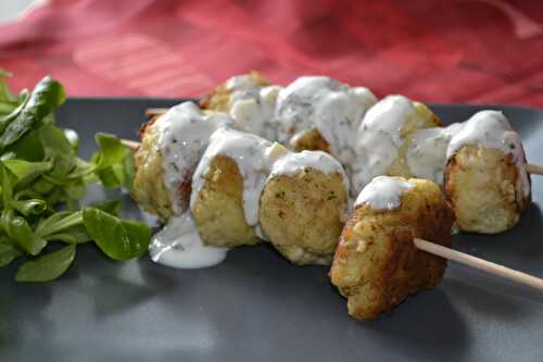 Boulettes en brochette, sauce au yaourt et amandes