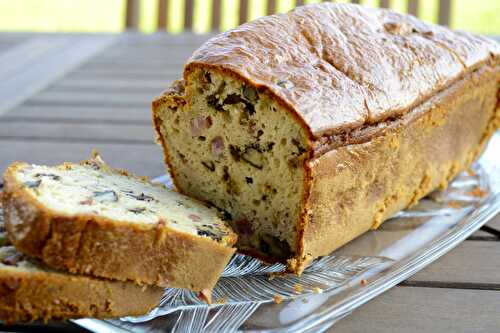 Cake aux roquefort, aux lardons et aux noix