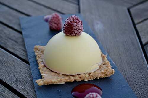 Dôme chocolat blanc, mousse de framboises