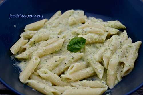 Penne à la crème de courgettes, basilic et parmesan