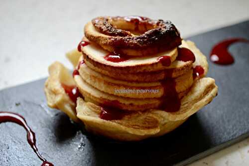 Pomme au four sur pâte feuilletée, coulis de framboises