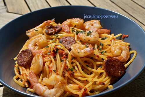 Spaghetti au pesto rouge, chorizo et crevettes