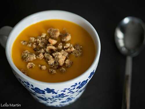 Soupe de butternut au safran, streusel de noisettes aux épices et zestes d'orange