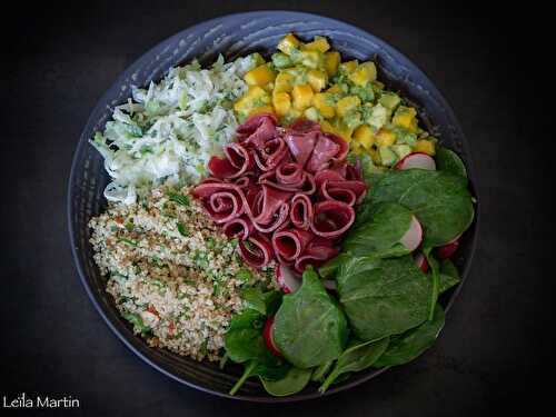 Buddha bowl salade de choucroute crue, quinoa aux herbes, mangue, avocat et magret séché