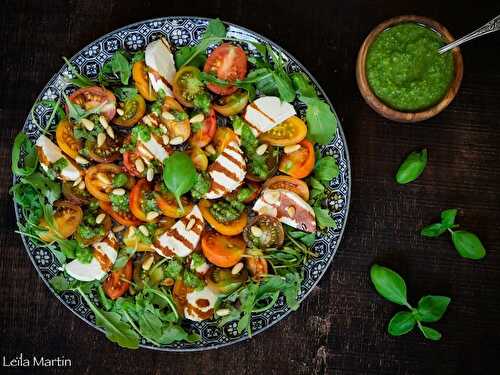 Tomates, chèvre frais d'Alsace et pesto de basilic comme une salade caprese