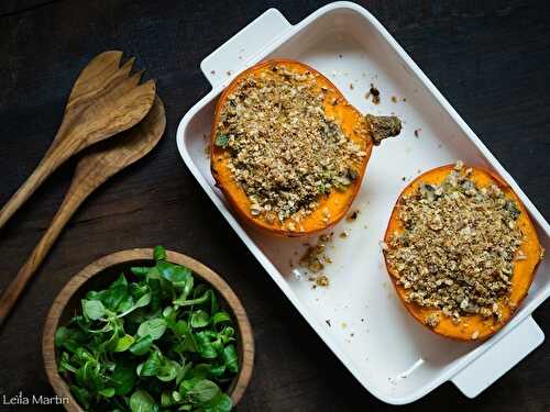 Potimarron farci aux verts de poireaux et champignons, streusel de noisettes et tempeh