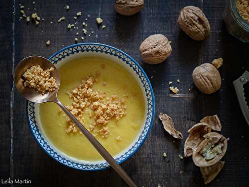 Soupe de légumes d"hiver (chou, céleri et butternut), streusel de noix au Comté