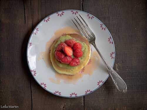 Pancakes au sirop et à la compote de rhubarbe, fraises d'Alsace