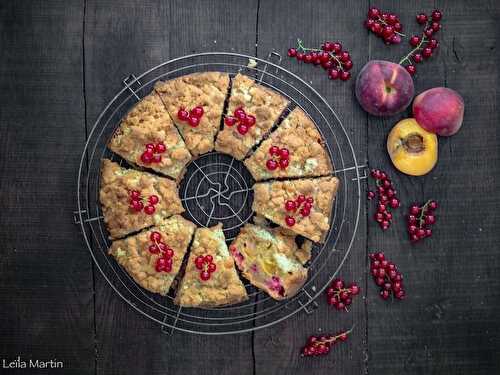 Gâteau streusel aux pêches, groseilles et amandes