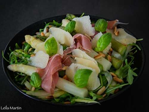 Salade aux deux asperges, roquette, prosciutto crudo et parmesan