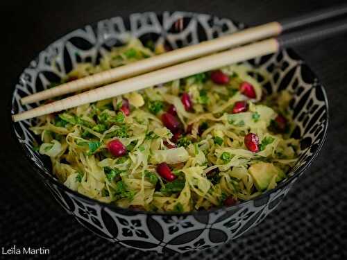 Salade detox de choucroute crue, chou kale, grenade et avocat