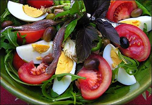 L’été, le soleil, la mer et la « véritable salade niçoise »