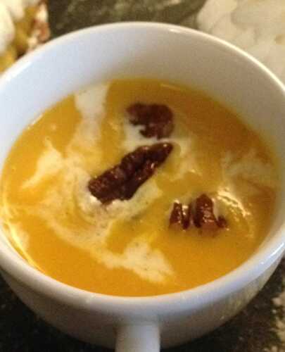 Velouté de butternut, carotte et  coriandes aux noix de pécan caramélisées