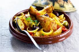Tajine de poulet et ses bâtons de cannelle
