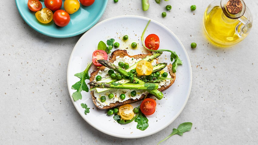 Tartine de fromage frais, petits pois et asperges