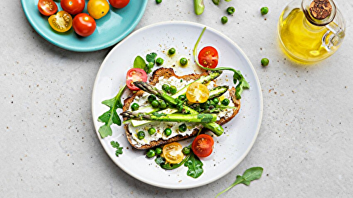Tartine de fromage frais, petits pois et asperges