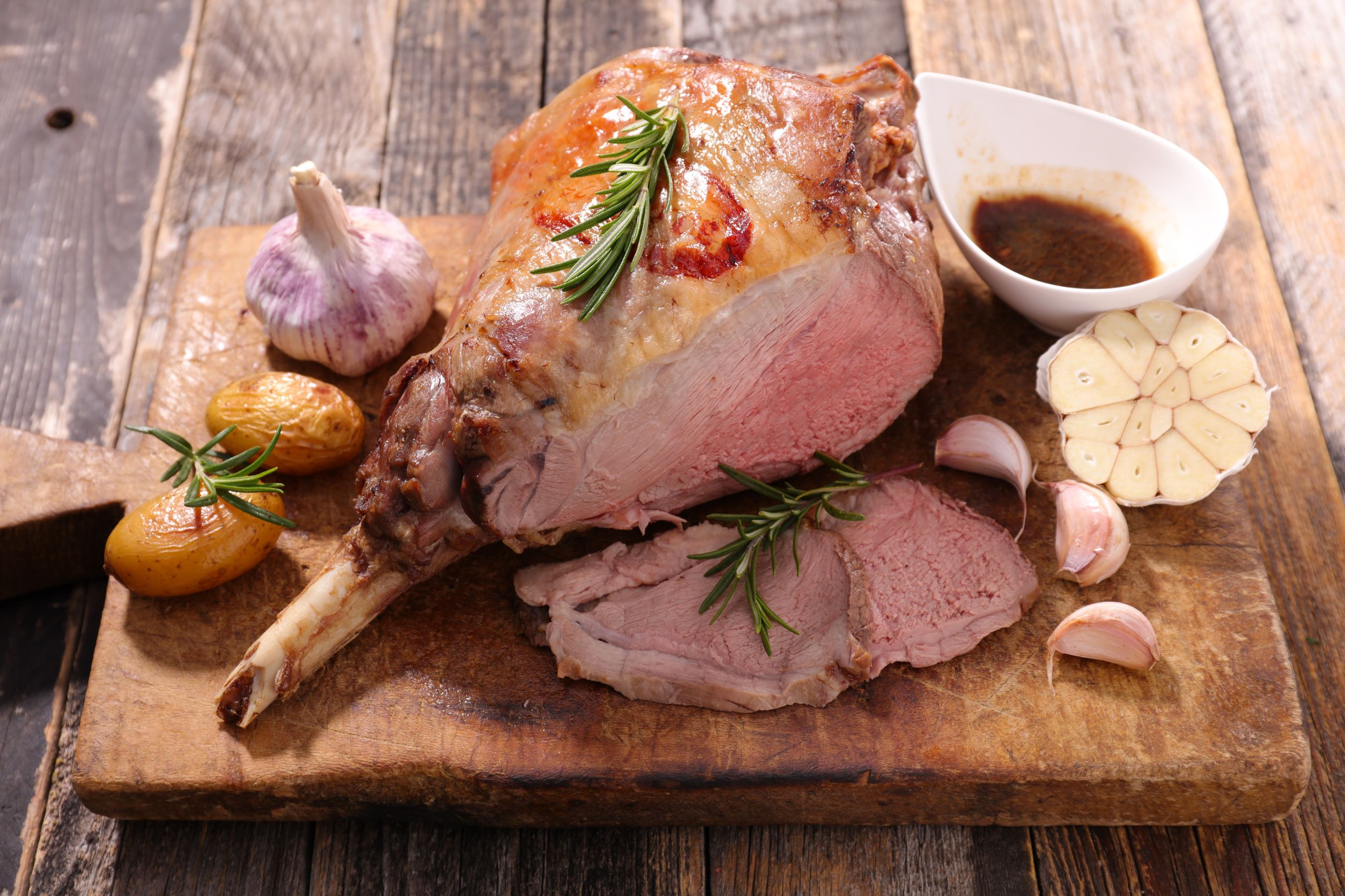 Agneau Pascal et Salade de Printemps aux Asperges et Œufs Pochés