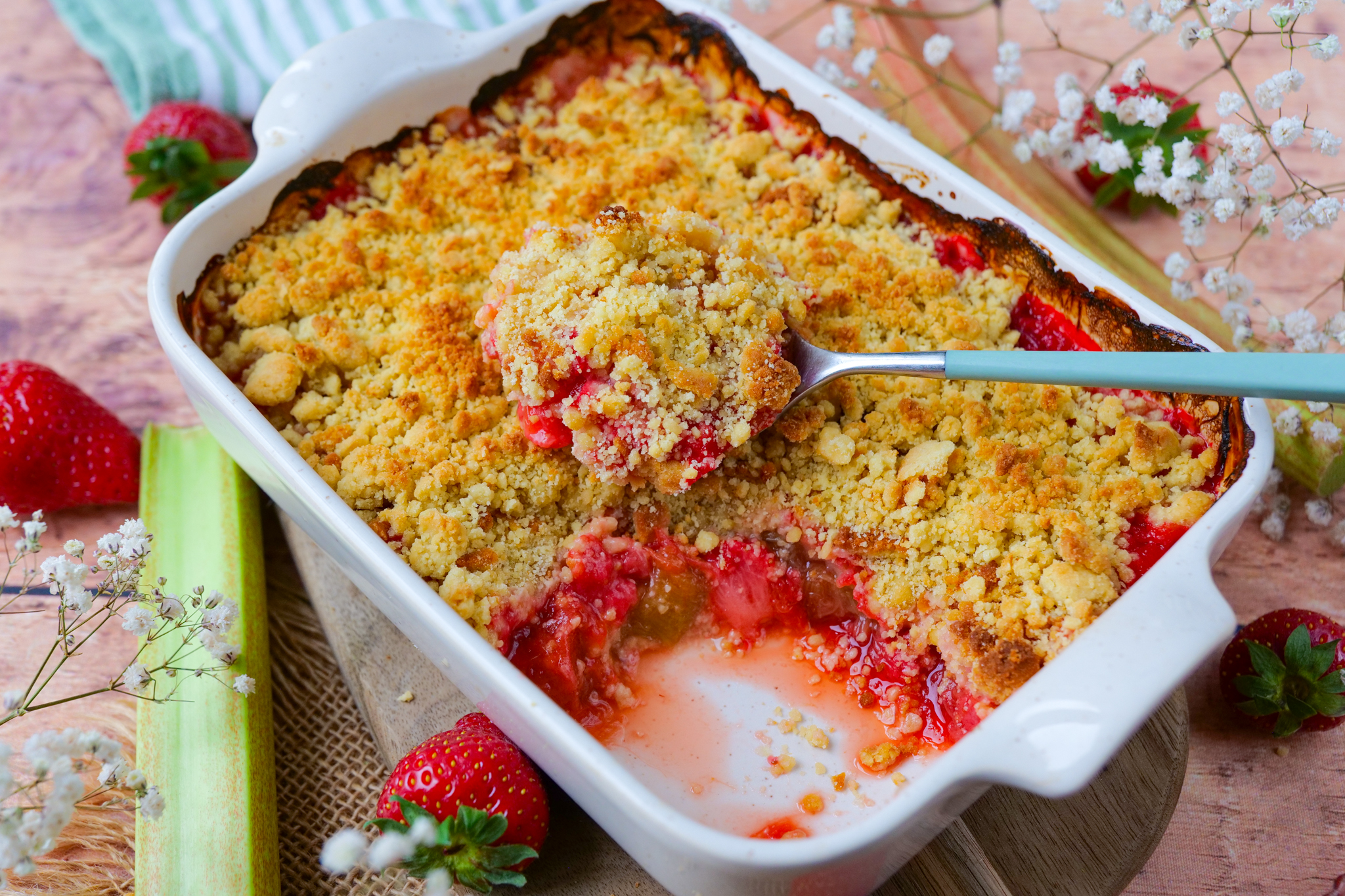 Crumble aux fraises et rhubarbe