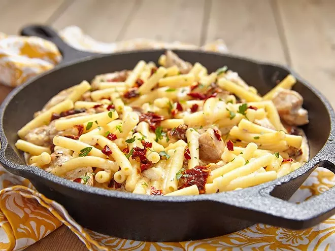 Macaronis poêlés au poulet et tomates séchées