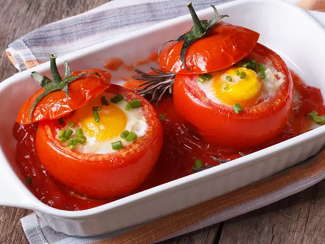 Tomate farcie à la mozzarella et œuf