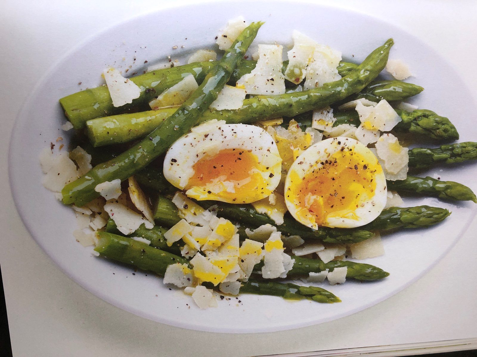 Salade d’Asperges Vertes, Œuf Mollet et Parmesan
