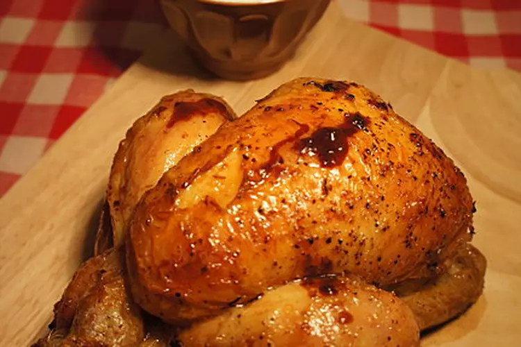Coquelet Rôti aux Herbes et Pommes de Terre Soufflées