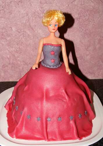 Barbie en gâteau au yaourt et pâte d'amande pour ma princesse ! - Mini tuto - Jo fait du gâteau !