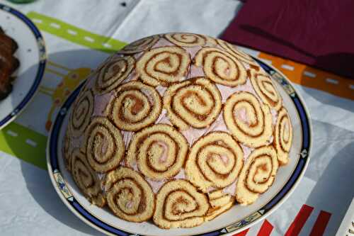 Bombe glacée aux fraises et son roulé de confiture