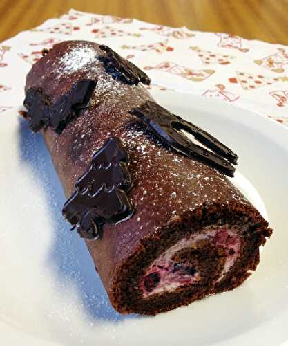 Bûche au chocolat et fruits rouges