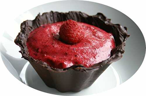 Mousse de fruits rouges et sa coupelle en chocolat