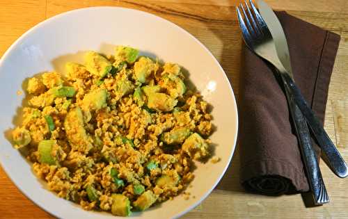 Œufs brouillés aux courgettes et houmous