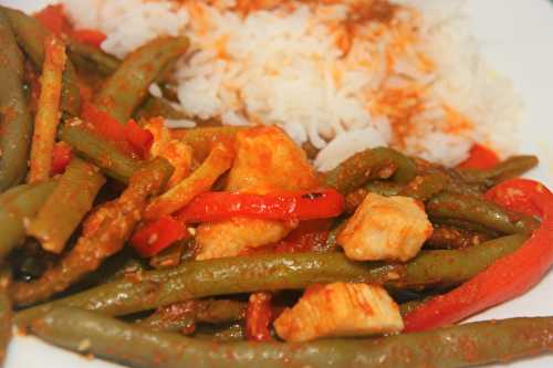 Sauté de poulet et haricots verts à la sauce chili