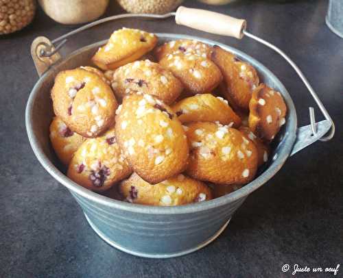 Madeleines aux fruits rouges et pépites de sucre