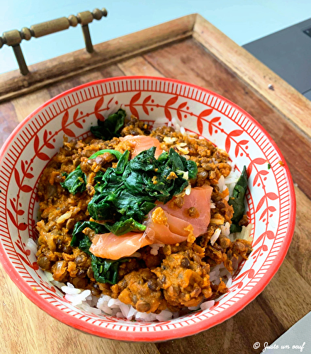 Poke bowl saumon, épinards et lentilles au lait de coco