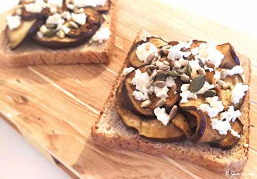 Toasts d'aubergines marinées au café et au sirop d'érable