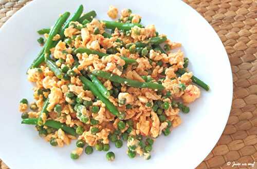 Œufs brouillés arrabiata aux légumes verts