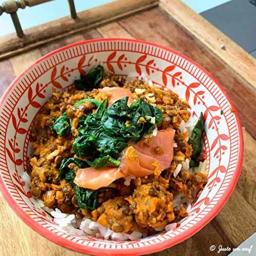 Poke bowl saumon, épinards et lentilles au lait de coco