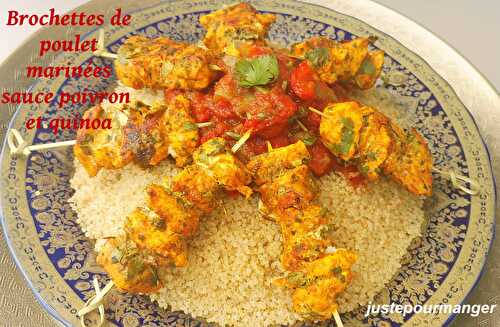 Brochettes de poulet marinées sauce poivrons et quinoa