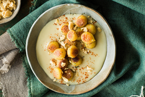 Gnocchi farcis à la carbonara, sauce oignons et paprika fumé, crumble au parmesan et romarin