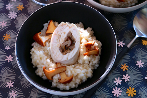 Suprêmes de filet de poulet de Bresse farcis aux champignons et risotto aux girolles