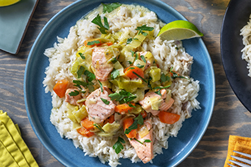 Blanquette de saumon aux poireaux et carottes avec du riz façon pilaf et du persil frais